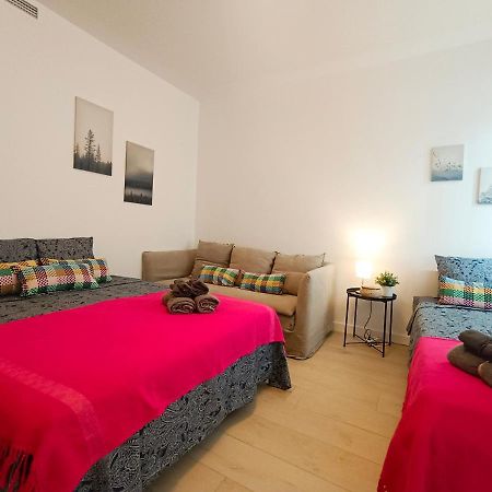 By Plaza Universidad Rooms Barcelona Luaran gambar